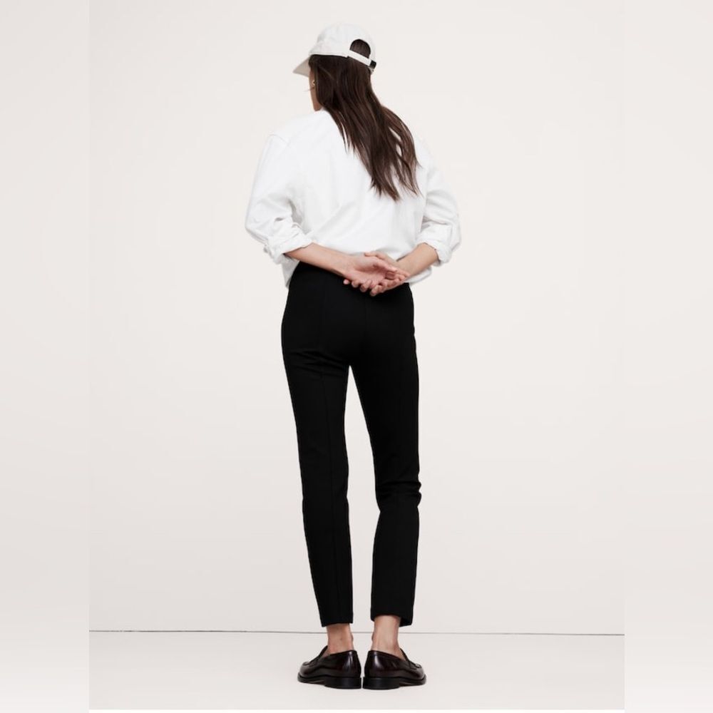 New without tag Banana Republic Skinny Everywhere Ponte Pant Size Small. Black